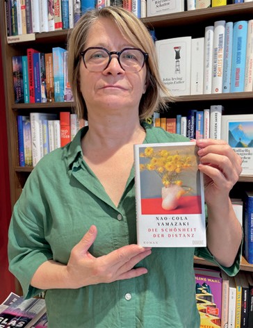 Buchtipp von Andrea Füßhöller von der Buchhandlung Brockmann: Die Schönheit der Distanz von
Nao-Cola Yamazaki